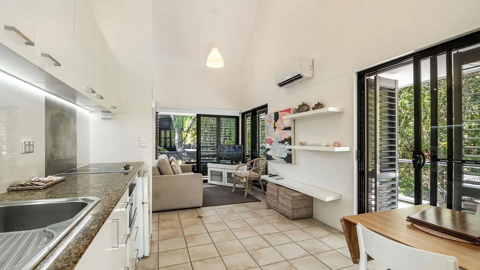 Aparthotel Julians Apartments Byron Bay