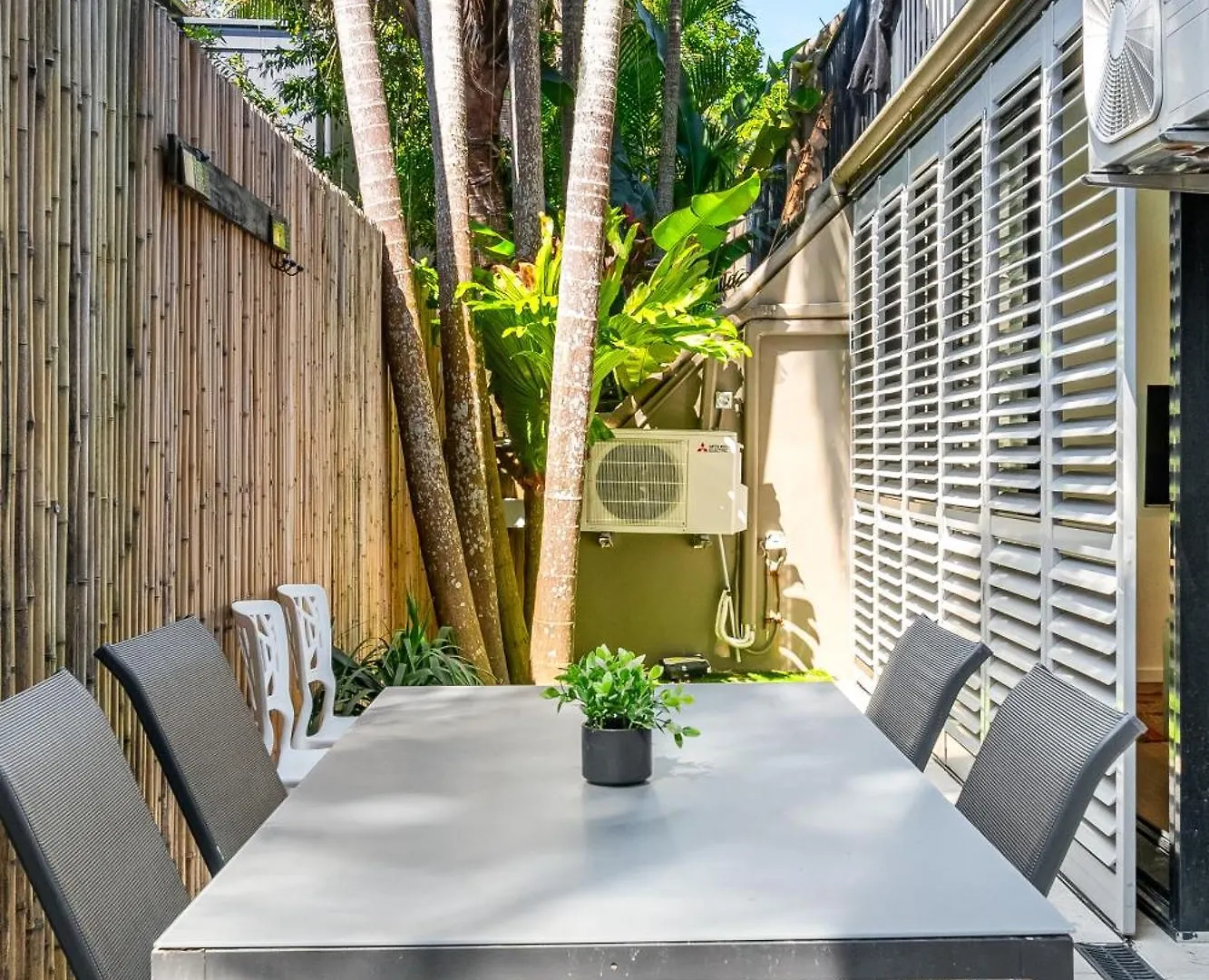 Julians Apartments Byron Bay 4*,